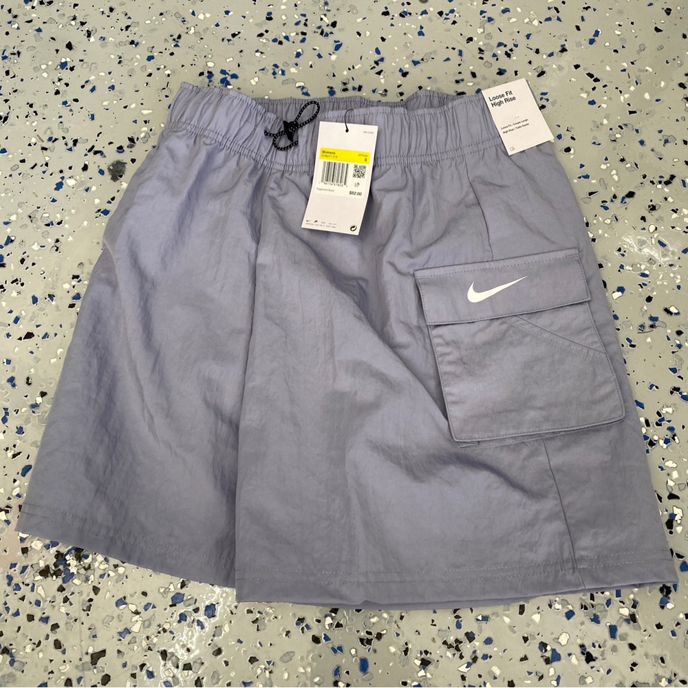 New Women's Nike DM6247 Loose Fit High Rise Windbreaker Cargo Shorts Small